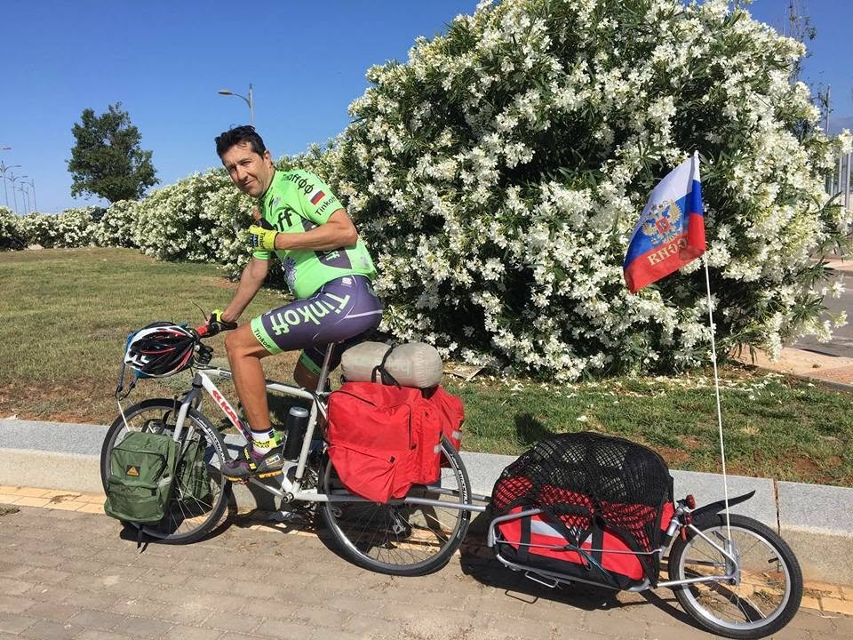 Manuel Castillo antes de partir hacia Rusia en bicicleta