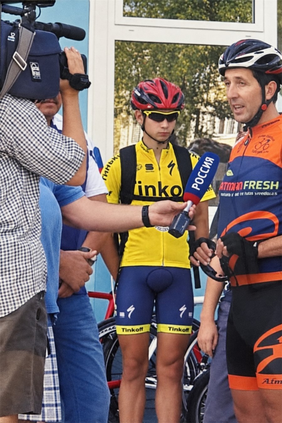 Manuel Castillo entrevistado por la televisión rusa antes de su viaje en bicicleta