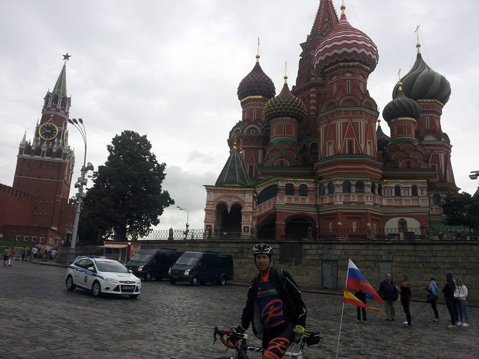 Manuel Castillo en la Plaza Roja de Moscú, junto a la Catedral de San Basilio