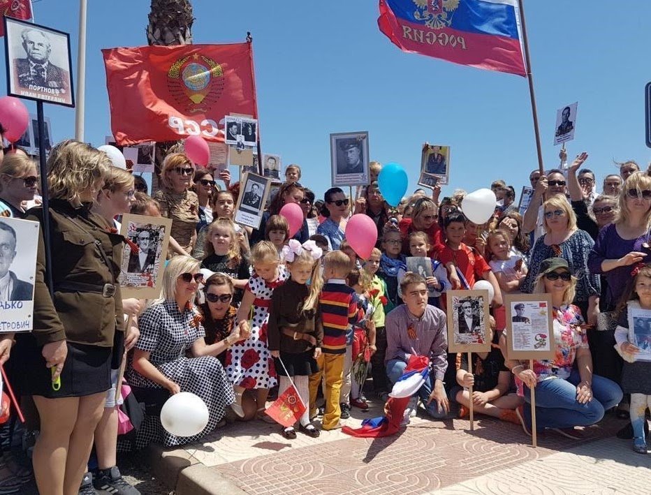 Familias en la celebración del Regimiento Inmortal